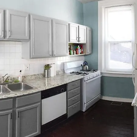 Cozy Apt In Walkable Area Downtown With Parking